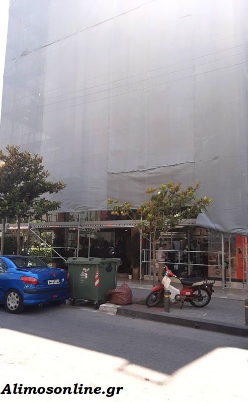 Εργασίες επισκευής στην πρόσοψη της πολυκατοικίας που αποκολλήθηκαν οι σοβάδες