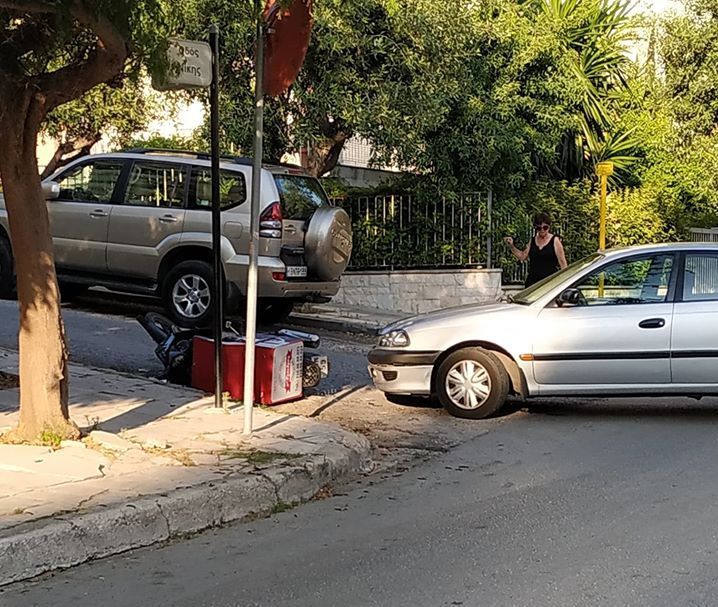 Τροχαίο ατύχημα στη συμβολή Νίκης και Κορυτσάς στο Καλαμάκι