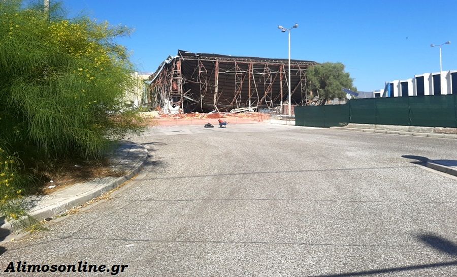 Γκρεμίστηκε το πρώτο κτίριο στο πρώην αεροδρόμιο