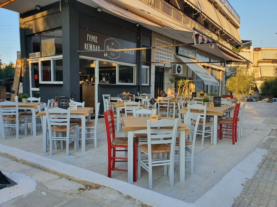 Το «Kalamaki Club» μας περιμένει με τραπεζάκια έξω και πολλές νοστιμιές