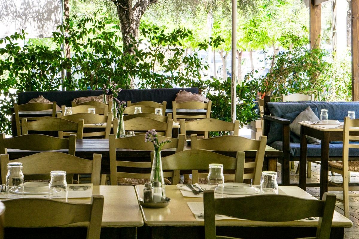 Το μεζεδοπωλείο «Αλιμανάκι» μας περιμένει για μουσικές βραδιές στην αυλή του