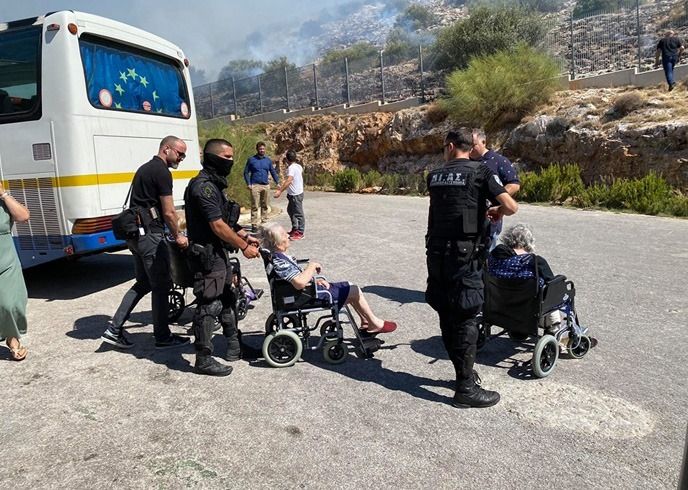 Τέθηκε υπό έλεγχο η φωτιά στη Βάρη – Εκκενώθηκε προληπτικά το Γηροκομείο και τα Παιδικά Χωριά SOS