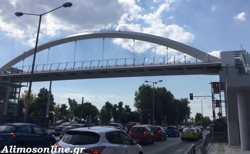Τοποθετήθηκαν τα στηρίγματα για τα κιγκλιδώματα στο κατάστρωμα της πεζογέφυρας