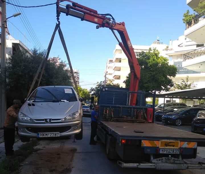 Συνεχίζεται η απομάκρυνση των εγκαταλλελειμμένων αυτοκινήτων από δρόμους του Αλίμου