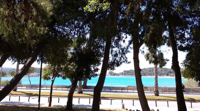 Πεζοδρομείται έως και τον Νοέμβριο ένας από τους κεντρικότερους δρόμους της Βουλιαγμένης