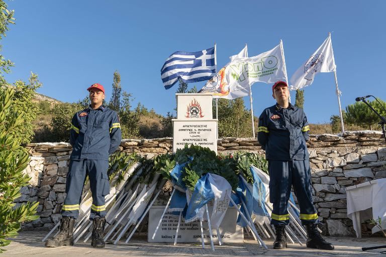 Τελετή μνήμης για τους δύο πυροσβέστες που έχασαν τη ζωή τους το 1998 κατά τη διάρκεια πυρκαγιάς στον Υμηττό