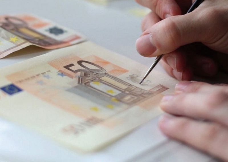 Προσοχή! Κυκλοφορεί στον Άλιμο μία γυναίκα που πληρώνει στα καταστήματα με πλαστά χαρτονομίσματα