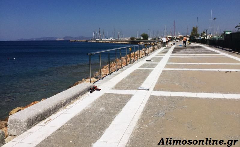 Ξεκίνησε η τοποθέτηση των κιγκλιδωμάτων στον πεζόδρομο της παραλίας μας