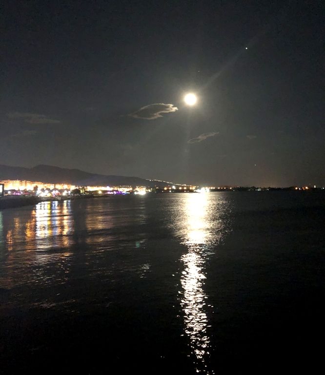 Η Αυγουστιάτικη πανσέληνος στη Μαρίνα Αλίμου
