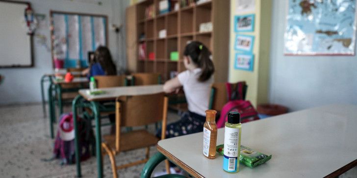 «Στο τραπέζι» οι μάσκες και η εκ περιτροπής διδασκαλία στα σχολεία, δηλώνει η υπουργός Παιδείας
