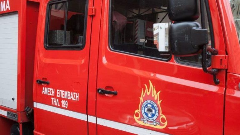 Έκρηξη σε σταθμευμένο αυτοκίνητο στη Βούλα