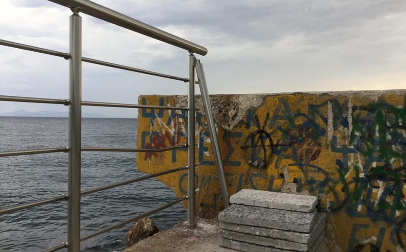Μήνυμα από αναγνώστη: Επικίνδυνο σημείο στα νέα κάγκελα του πεζόδρομου