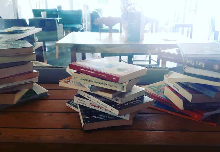 Το Premier Cafe έχει τη δική του βιβλιοθήκη