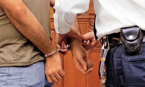Δύο συλλήψεις για λαθρεμπόριο καπνού στον Πειραιά
