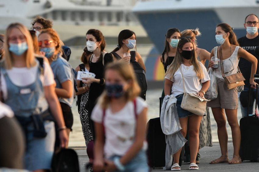 Επταήμερη «καραντίνα» για όσους επιστρέφουν από διακοπές