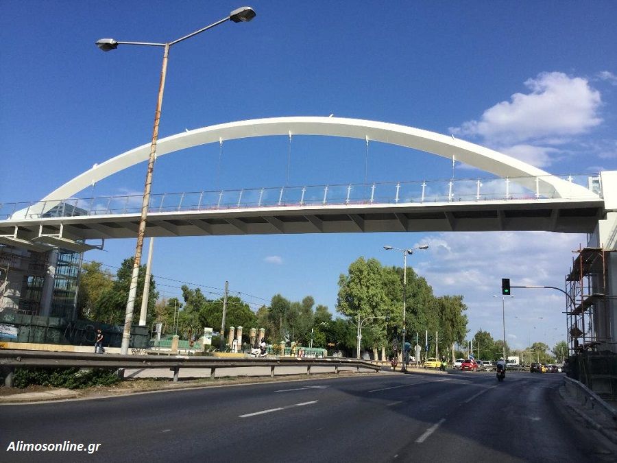 Προχωρούν οι εργασίες στην πεζογέφυρα του Αλίμου