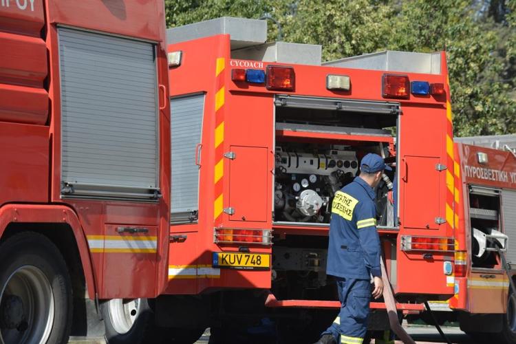 Φωτιά σε σταθμευμένο αυτοκίνητο σε υπαίθριο πάρκινγκ της Γλυφάδας