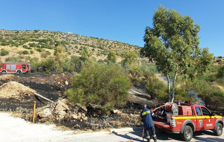 Μικρή εστία φωτιάς ξέσπασε το μεσημέρι στη Γλυφάδα