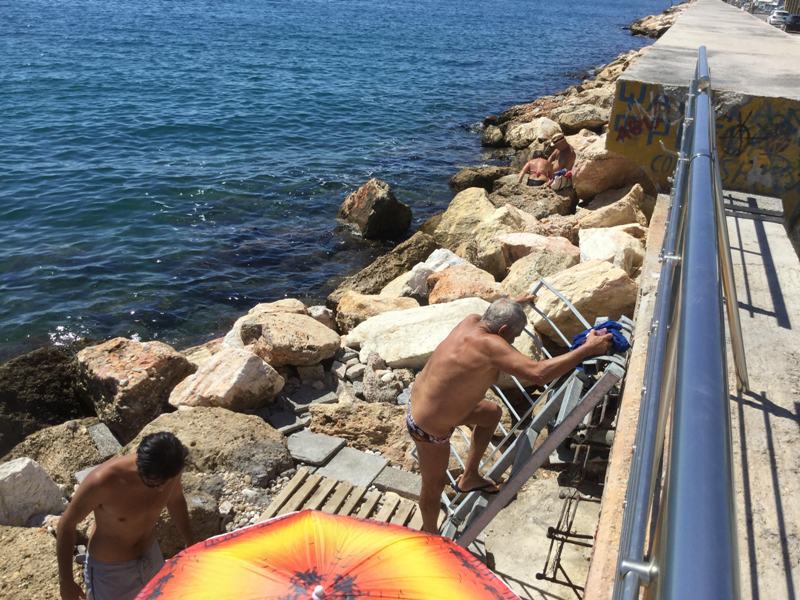 Μικρή μεταλλική σκάλα για διευκόλυνση των λουομένων
