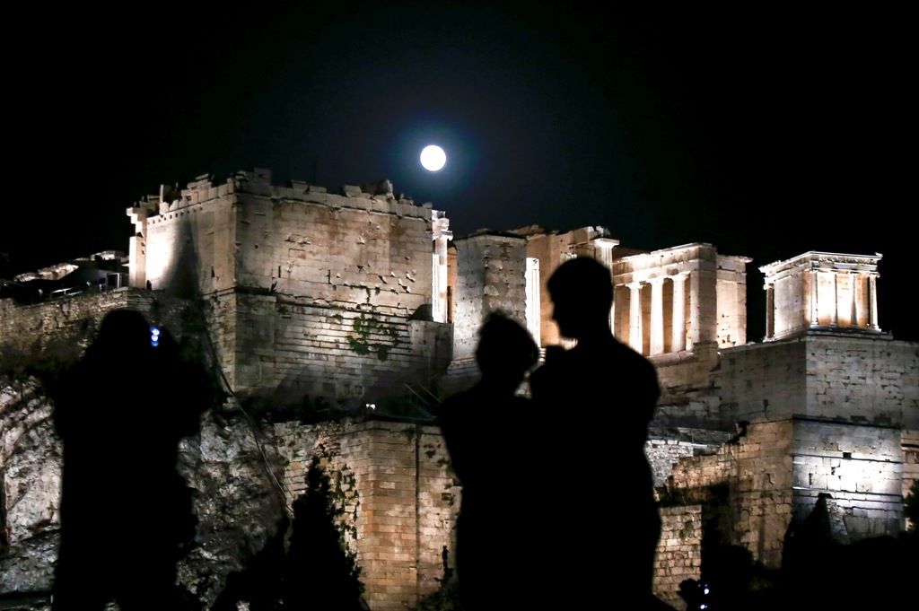 Εντυπωσιακό video με την «πανσέληνο του καλαμποκιού» πάνω από την Ακρόπολη