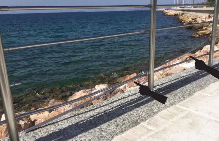 Τα σπασμένα κάγκελα του παραλιακού πεζόδρομου
