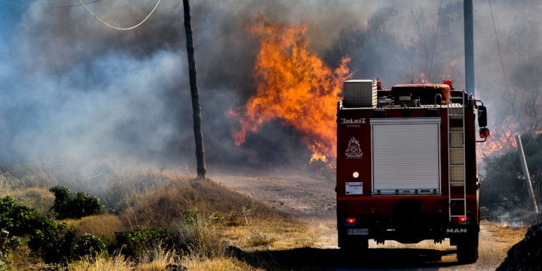 Δήμος Σαρωνικού: Εκκληση στους πολίτες να εκκενώσουν τα σπίτια τους και να κατευθυνθούν σε ξενοδοχείο