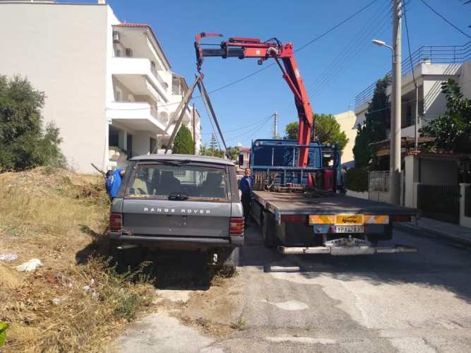 Συνεχίζεται η απομάκρυνση των εγκαταλλελειμμένων αυτοκινήτων από δρόμους του Αλίμου