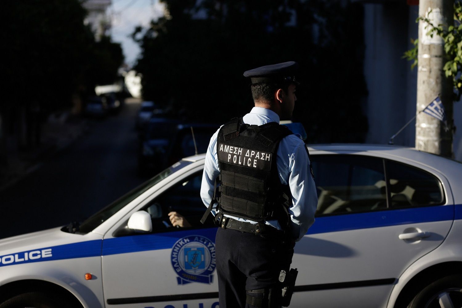 Ελεύθερος με όρους ο αστυνομικός που φέρεται να απέσπασε 40.000 ευρώ από επιχειρηματία