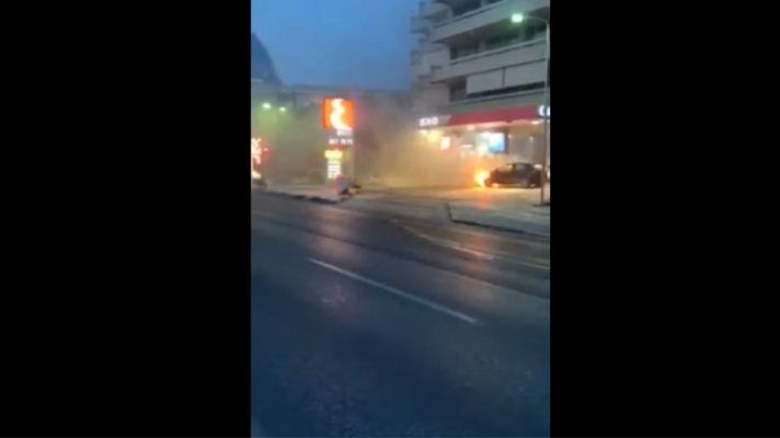 Ποσειδώνος: Μπήκε με φλεγόμενο αυτοκίνητο σε βενζινάδικο