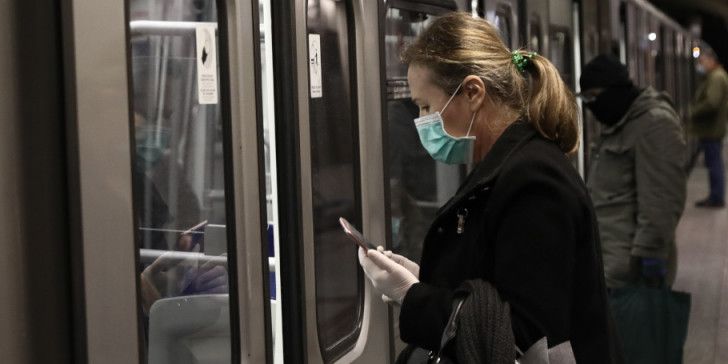 Rapid tests: Από Δευτέρα σε σχολεία, ΜΜΜ και χώρους εργασίας στην Αττική