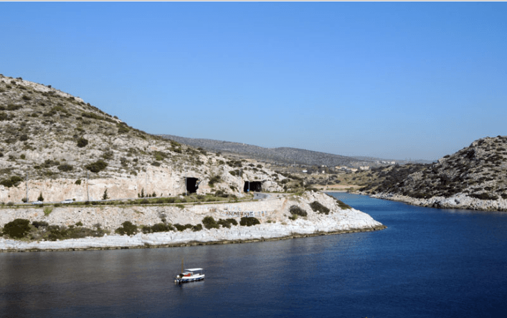 Σημαντική ρωγμή στις «Τρύπες του Καραμανλή» - Κλείνει η Αθηνών Σουνίου