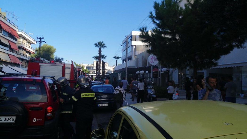 Φωτιά σε κατάστημα στο κέντρο της Γλυφάδας