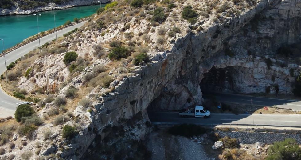 Τρύπες Καραμανλή: Απειλή κατάρρευσης από τη ρωγμή – 100.000 ευρώ θα κοστίσουν οι εργασίες