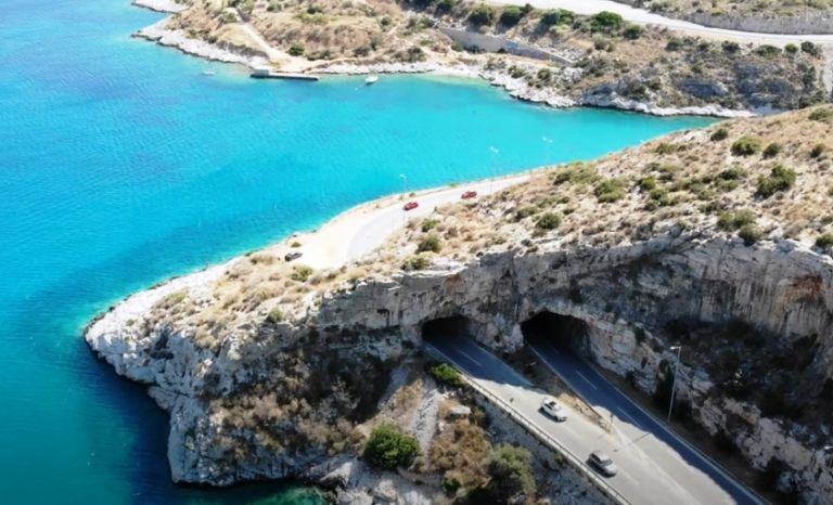Η ιστορία πίσω από τις «Τρύπες του Καραμανλή»