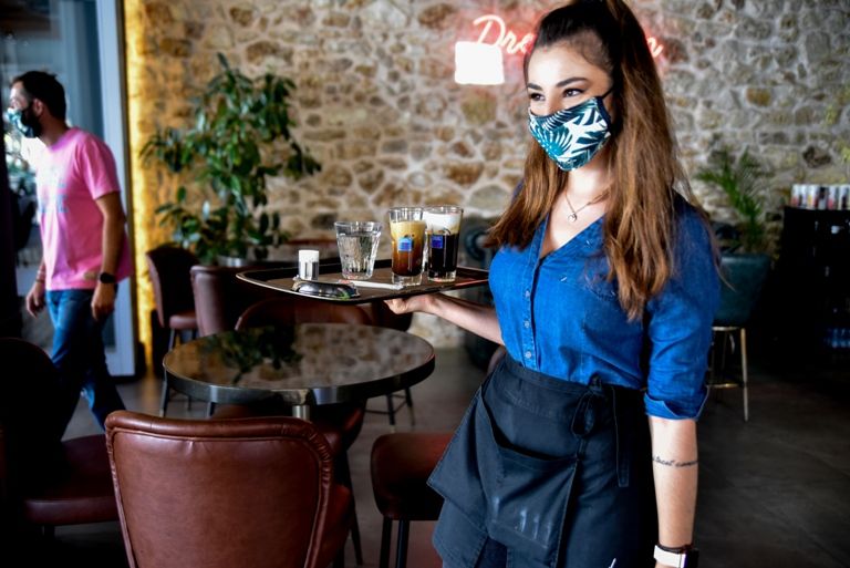 Νέα μέτρα στη ζωή μας από σήμερα: Τι αλλάζει σε ωράρια, τραπεζοκαθίσματα, ταξί και χρήση μάσκας