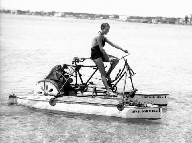 Κολυμβήτρια με υδρομοτοσυκλέττα το 1930 στο Έδεμ του Παλαιού Φαλήρου