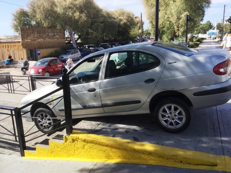 Παραλία Αλίμου: Άφωνοι οι περαστικοί προσπαθούσαν να καταλάβουν γιατί ένα αυτοκίνητο «κατέβαινε» τη σκάλα