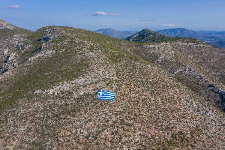 Ελληνική σημαία 800 τετραγωνικών στον Υμηττό