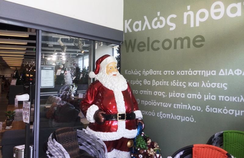 Τα πρώτα χριστουγεννιάτικα έκαναν ήδη την εμφάνισή τους στην πόλη μας