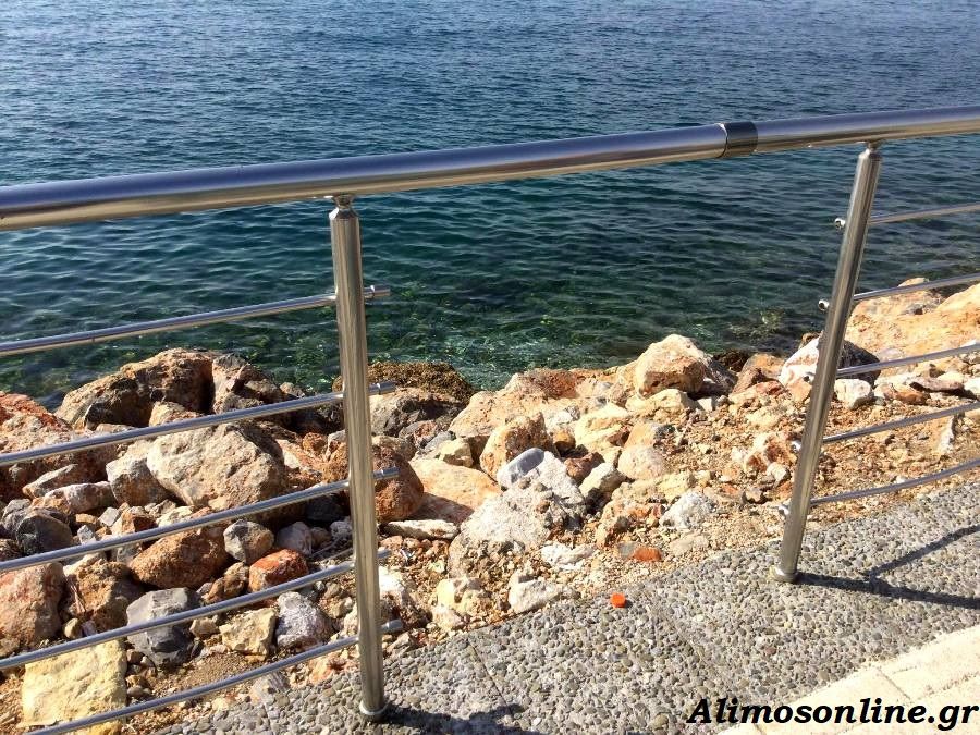 Βανδαλισμοί και στα κάγκελα του παραλιακού πεζόδρομου