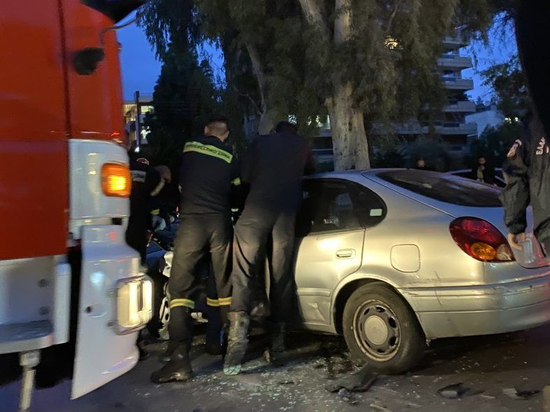 Τροχαίο στη Γλυφάδα  - Απεγκλωβίστηκε ο οδηγός