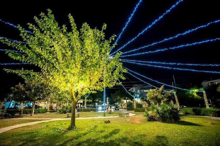 H Γλυφάδα ξεκίνησε να βάζει τα γιορτινά της – Το αισιόδοξο μήνυμα του Γιώργου Παπανικολάου