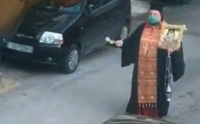 Ιερέας στην Ηλιούπολη έκανε λιτανεία εικόνας και έψελνε μόνος του στους δρόμους