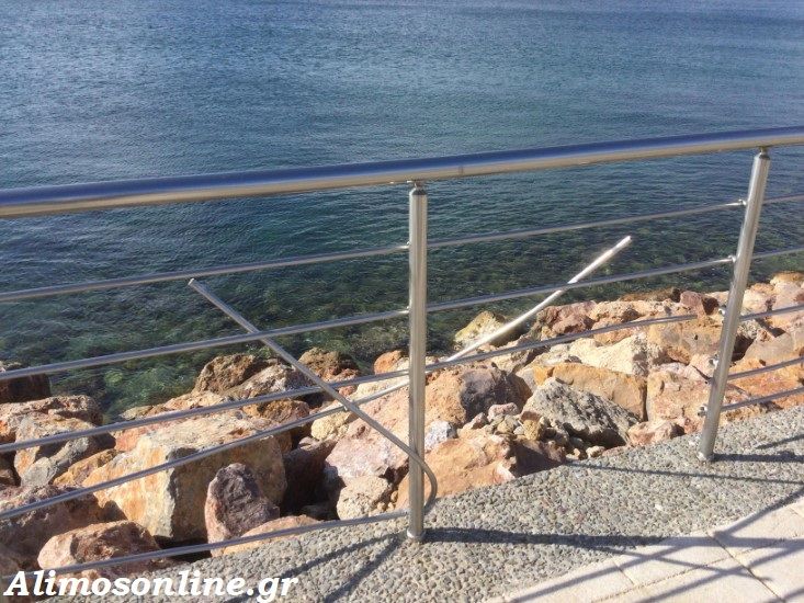 Βανδαλισμός στα κάγκελα της παραλίας