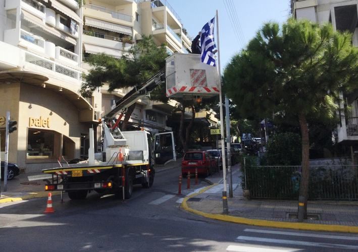 Αντικατάσταση σημαιών στην Αγορά Θουκυδίδου