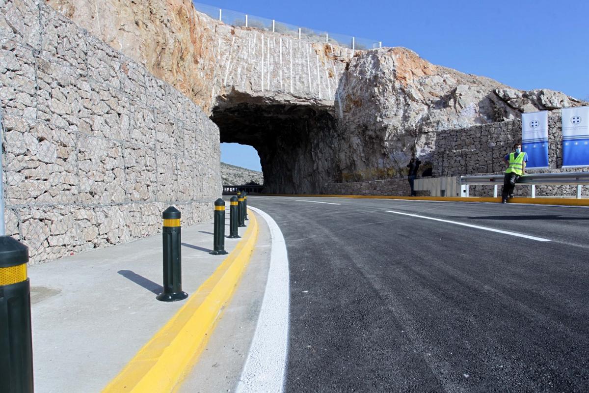 Δόθηκε στην κυκλοφορία η σήραγγα Λουμπάρδα (Τρύπες Καραμανλή)