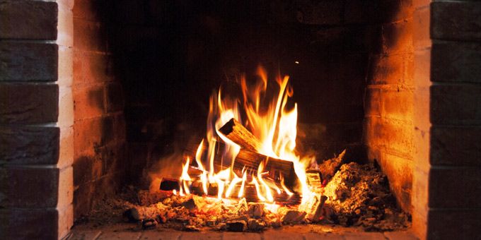Με αφορμή τις φωτιές που ξεκίνησαν από τζάκια, ο Δήμος Βάρης Βούλας Βουλιαγμένης εξέδωσε οδηγίες για την ασφαλή χρήση τους