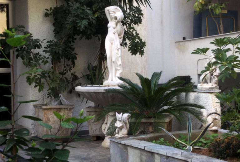 Ο κήπος με σιντριβάνι στο Καλαμάκι