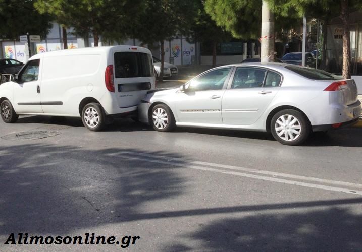 Τροχαίο ατύχημα στη λεωφόρο Καλαμακίου