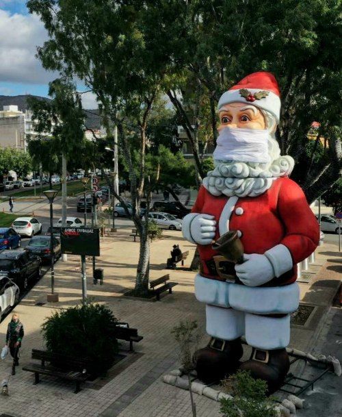 Δύο μεγάλοι Άι- Βασίληδες με μάσκα στη Γλυφάδα